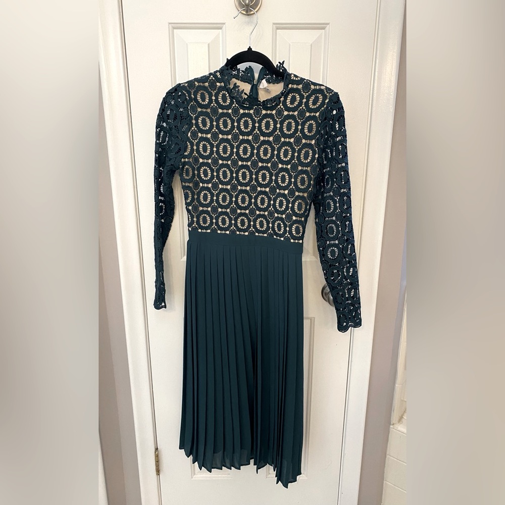 Ivy City Co Arabella Lace Dress in Hunter Green size XS